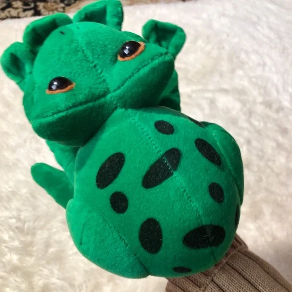 Green Plush Frog Hand Puppet Toy Right Hand Vintage 1993 - Picture 2 of 8
